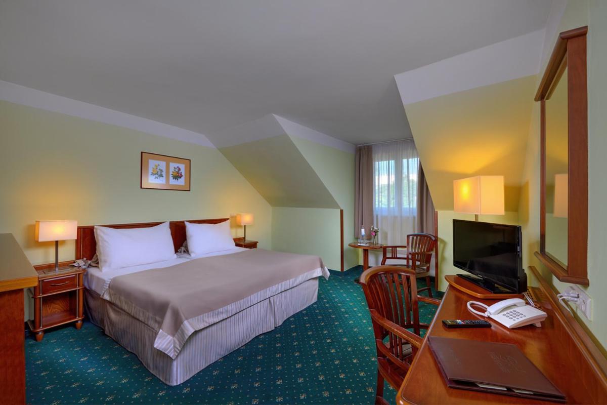 Hotel Selsky Dvur - Bohemian Village Courtyard